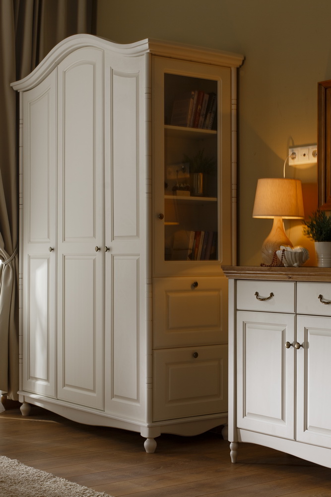 Шкаф белый 3 створчатый Айно №3