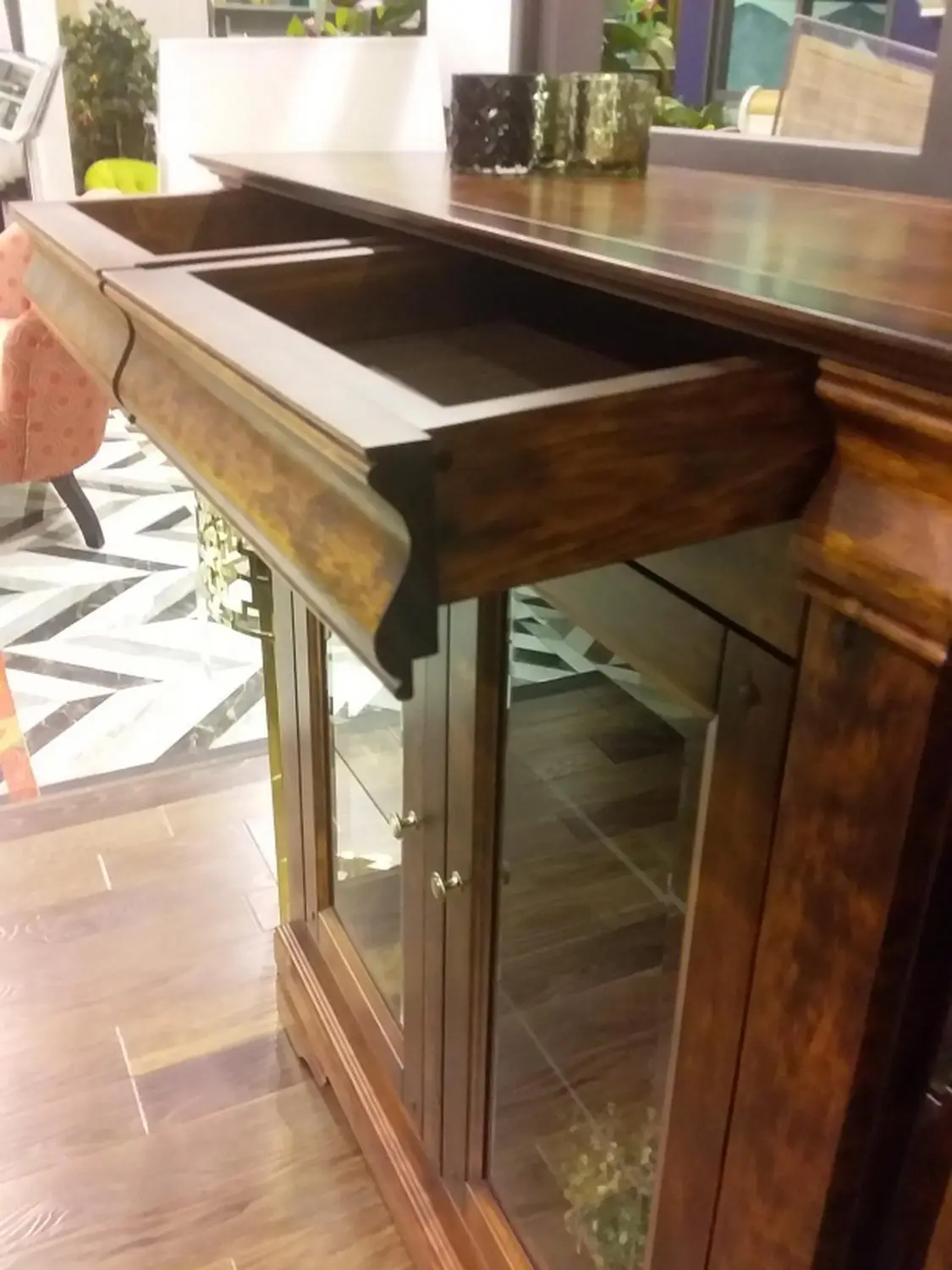 Комод двухдверный Луи Филипп ОВ 05 (стекло)