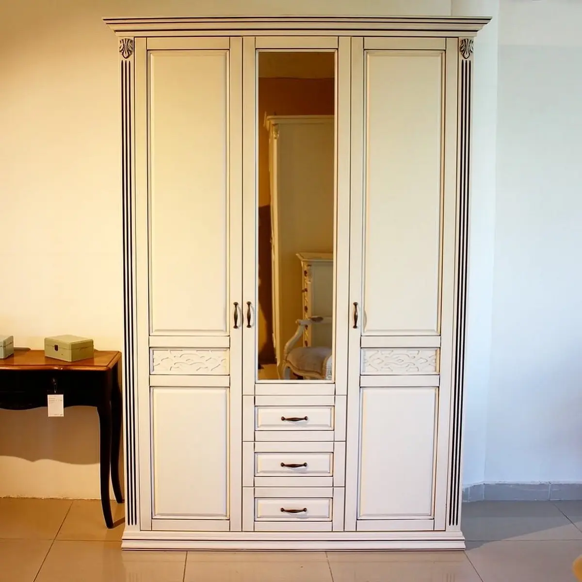 Шкаф белый с зеркалом Верона 3-х ств.