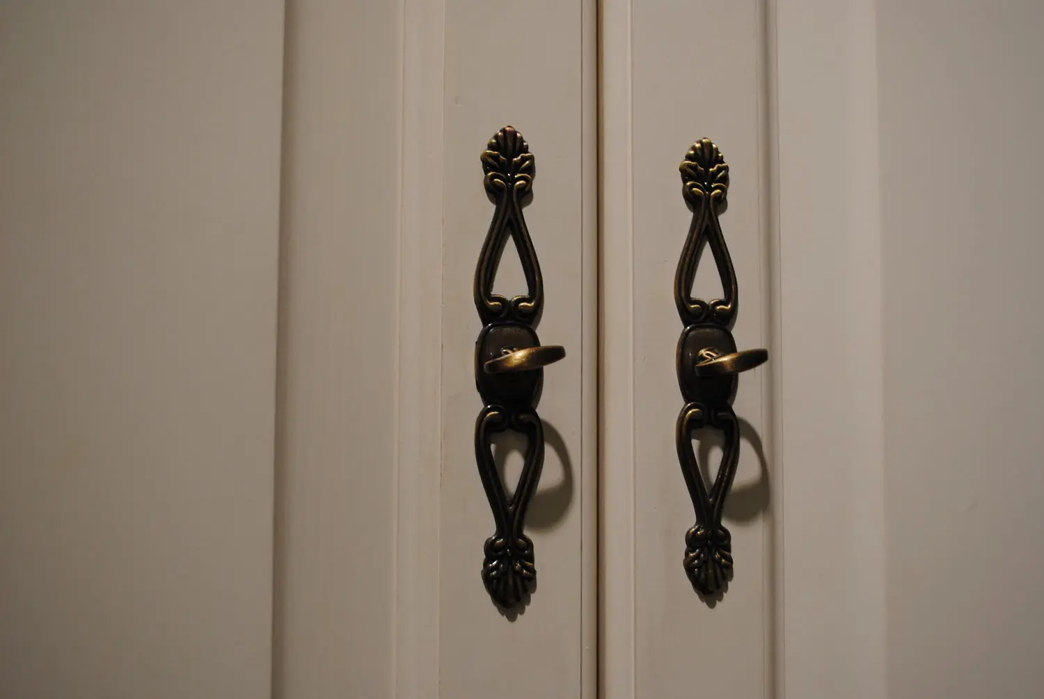 Шкаф белый с 3 ящиками Брусно 2-створчатый с ящиками слева 3.24.01