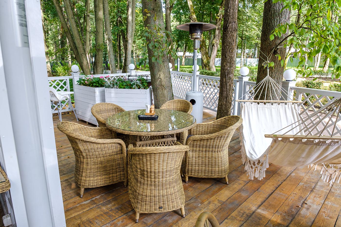 "Равенс" плетеное кресло из искусственного ротанга, цвет соломенный с серой подушкой