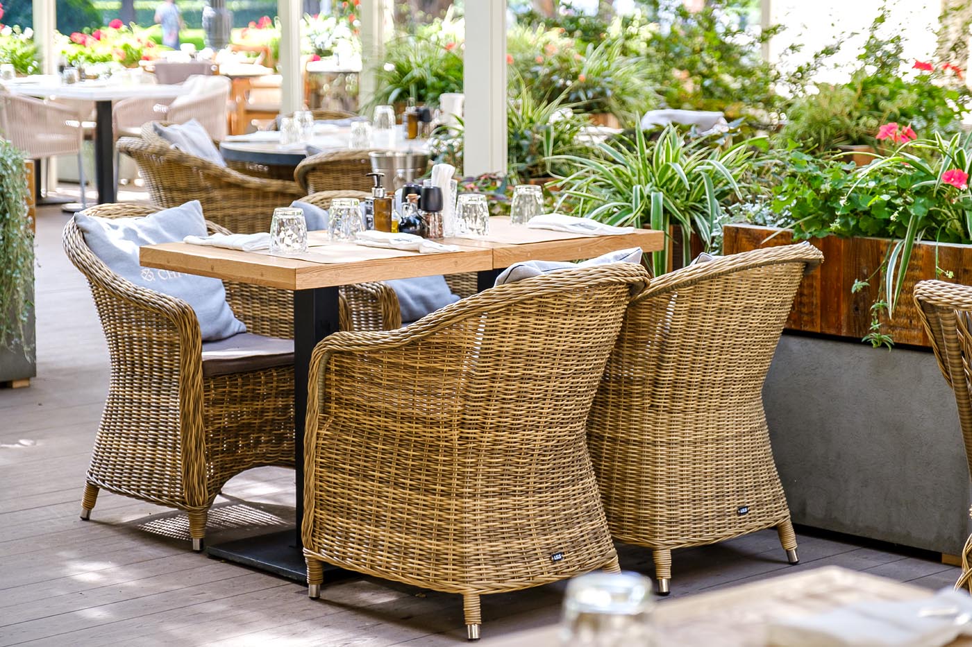 "Равенс" плетеное кресло из искусственного ротанга, цвет соломенный с серой подушкой