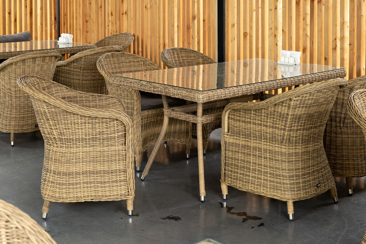 "Равенс" плетеное кресло из искусственного ротанга, цвет соломенный с серой подушкой